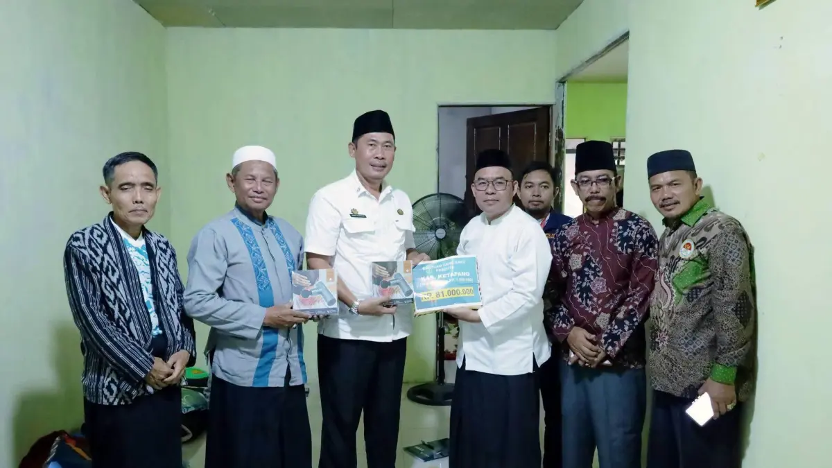 Ketua Kafilah Ketapang, Arifinsyah, menerima bantuan uang tunai dan alat kesehatan dari OSO. (ISTIMEWA)

