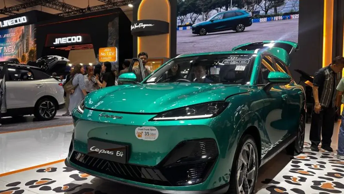 Lepas E4 EV yang dipamerkan pada ajang Gaikindo Indonesia International Auto Show (GIIAS) 2026 di ICE BSD, Tangerang, Kamis (6/8/2026). (ANTARA/Pamela Sakina)