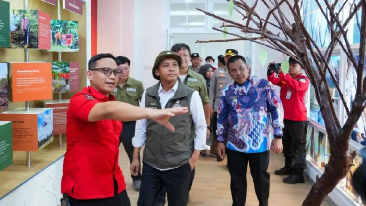 Menteri Kehutanan (Menhut) Raja Juli Antoni usai melakukan pengecekkan Indonesia Forest and Land Fire Management Center di Daerah Operasi Manggala Agni Sumatera XVII/OKI, Sumatera Selatan, Kamis (6/8). (ANTARA/HO-Kemenhut RI)