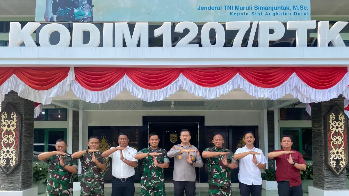 PERKUAT SINERGI: Kapolres Kubu Raya AKBP Rensa S. Aktadivia dan Dandim 1207/Pontianak Kolonel Inf. Robby Firdaus memperkuat koordinasi penanganan karhutla dan menjaga keamanan wilayah melalui sinergi TNI-Polri di tengah musim kemarau.