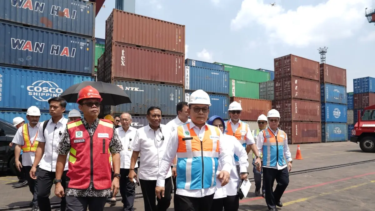 PIMPIN PELEPASAN EKSPOR: Kepala Staf Kepresidenan Dudung Abdurachman memimpin pelepasan kapal ekspor Alumina Hydroxide dan Alumina Oxide dari Pelabuhan Dwikora Pontianak, Kalimantan Barat, Jumat (7/8/2026). Foto: KSP/Hafid.