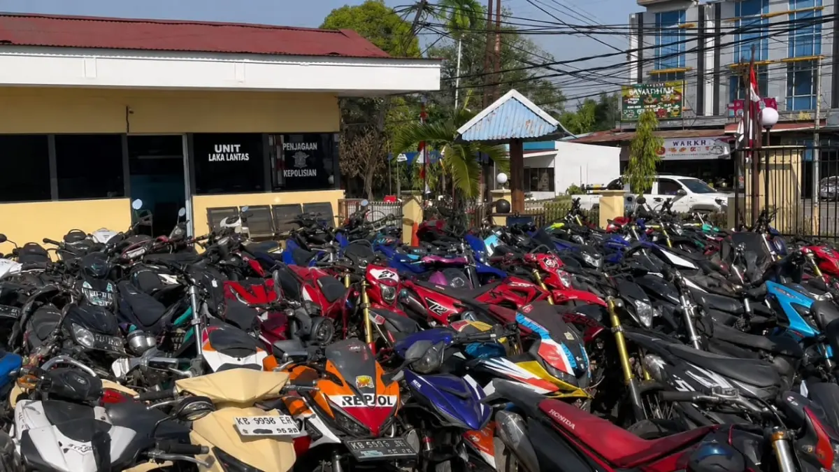 Ratusan kendaraan berkenalpot brong di razia Polres Sintang.(RISKA /PONTIANAK POST) 

