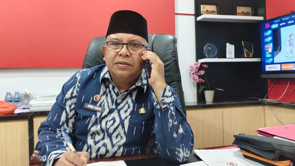 Sekda Kabupaten Sanggau Aswin Khatib menerima telepon dari Menteri Dalam Negeri Tito Karnavian, Jumat (7/8/2026), untuk membahas klarifikasi pernyataan terkait Sekda dan OPD. (AGUNG RAJALI/PONTIANAK POST)