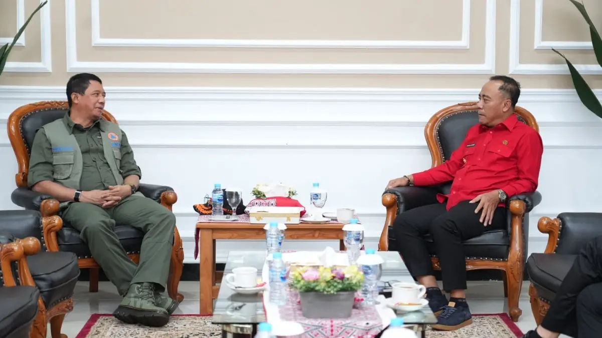 Wagub Kalbar Krisantus Kurniawan berdialog dengan Kepala Badan Nasional Penanggulangan Bencana (BNPB), Letjen TNI Suharyanto, yang datang ke Kalbar, Kamis (6/8) malam.(Adpim Pemprov Kalbar) 
