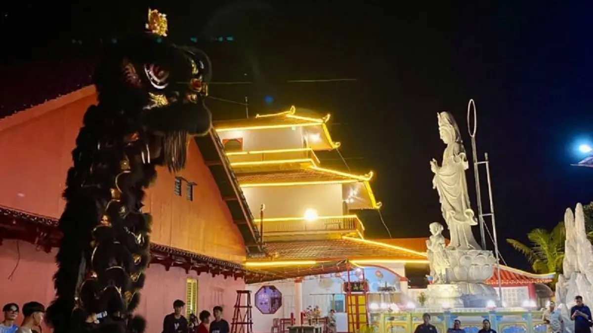 Wakil Bupati Kubu Raya Sukiryanto, meninjau persiapan sekaligus melepas Persatuan Barongsai Sentosa Kubu Raya di Halaman Vihara Tri Dharma Hiang Thian Siang Tie, Desa Sungai Kakap, Kecamatan Sungai Kakap, Kamis (6/8) malam. (ANTARA/Prokopim Kubu Raya)