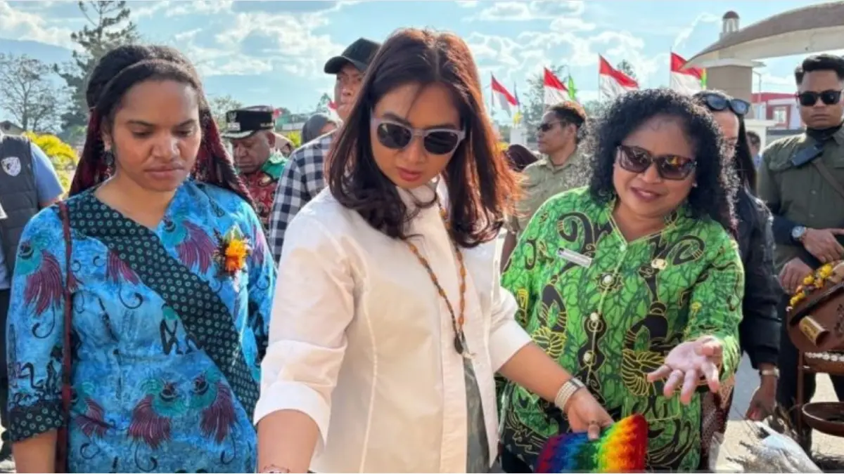 Wamen Pariwisata RI Ni Luh Enik Ermawati didampingi ibu bupati dan wakil bupati Jayawijaya melihat berbagai kerajinan masyarakat di Noken Street Fashion yang digelar di Halaman Kantor Bupati Jayawijaya, Papua Pegunungan. (ANTARA/Yudhi Efendi).