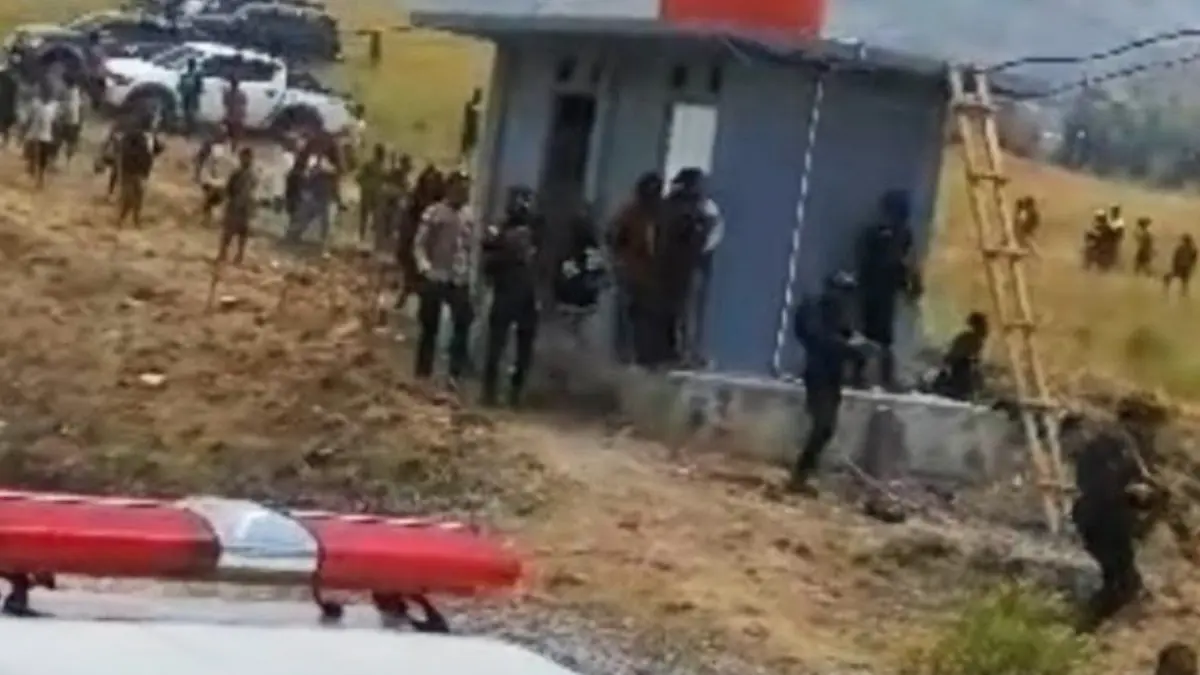 Aparat keamanan nampak berupaya mengamankan warga yang menyaksikan Festival Budaya Lembah Baliem di Walesi, Kabupaten Jayawijaya, Papua Pegunungan. (ANTARA/HO/Dokumentasi)