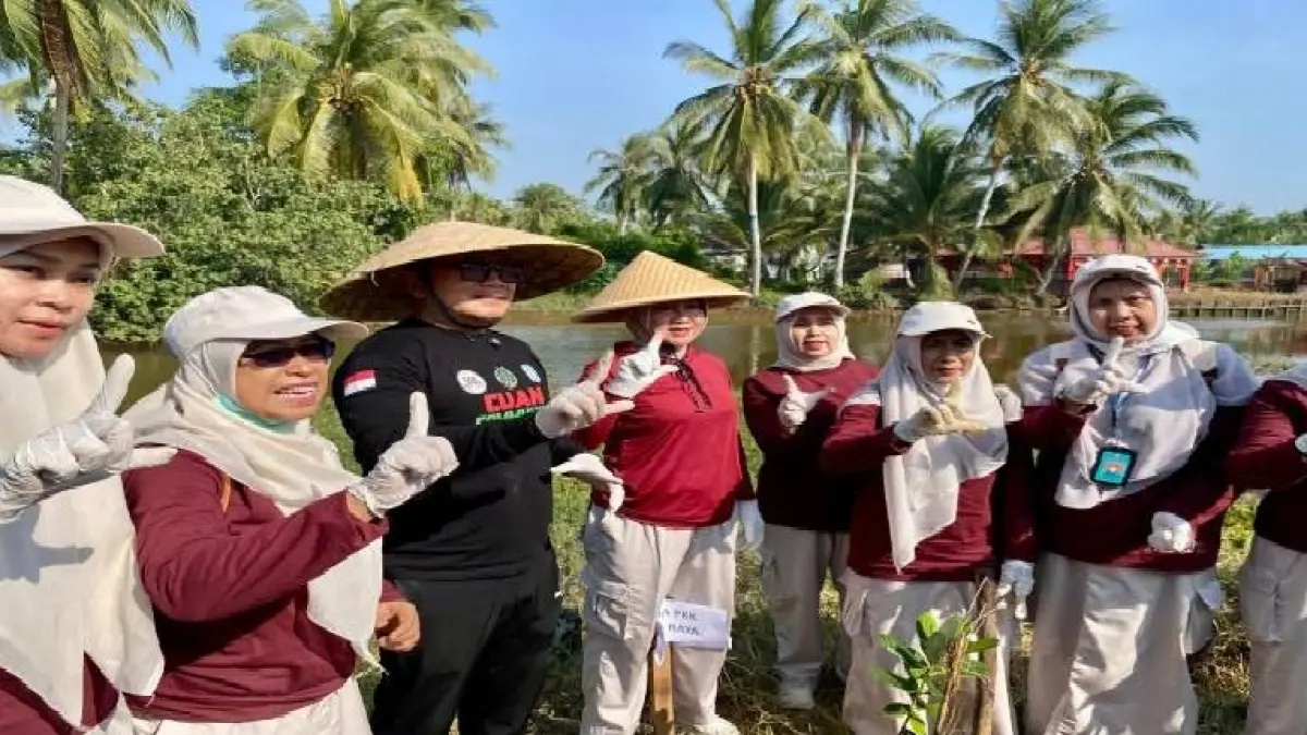 Bupati Kubu Raya, Sujiwo bersama jajaran TP PKK Kubu Raya mengikuti kegiatan Bulan Bakti BBGRM XXIII di Dusun Melati, Desa Sungai Itik, Kecamatan Sungai Kakap, Jumat (7/8). (Prokopim Kubu Raya)