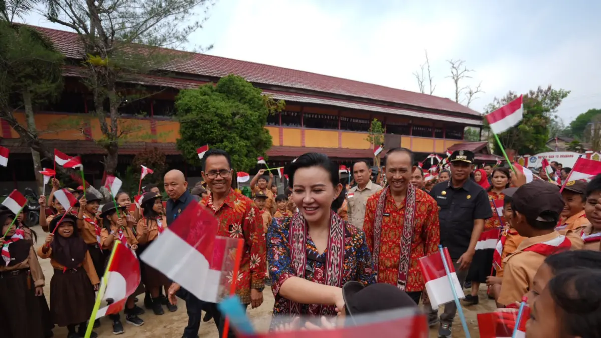 Bupati Landak Karolin Margret Natasa saat mengunjungi SD Negeri 10 Ngabang, Kabupaten Landak, Jumat (7/8). (HUMAS PEMKAB LANDAK)