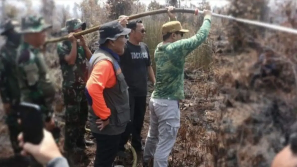 Bupati Pulang Pisau Ahmad Rifa’i ikut turun langsung memadamkan api di lokasi karhutla di Desa Tumbang Nusa, Kecamatan Jabiren Raya, Jumat (7/8). (ANTARA/HO-Diskominfostandi Pulang Pisau)