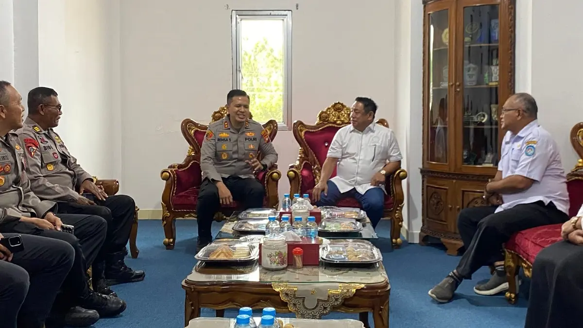 Kapolres Kubu Raya, AKBP Rensa Sastika Aktadivia Robinson bersama Ketua DPRD Kubu Raya, Johan Saimima berdiskusi membahas kamtibmas dan antisipasi karhutla. (ISTIMEWA)