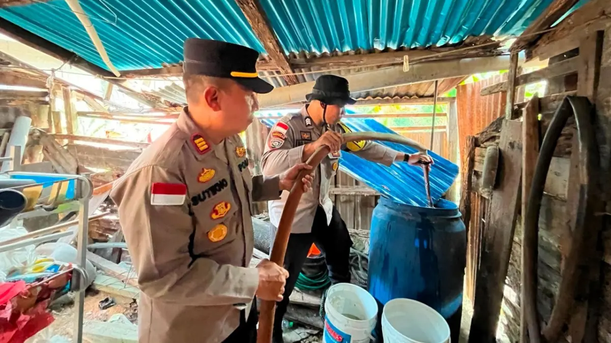 Kapolsek Sekayam AKP Sutiknobersama personel Polsek Sekayam dan petugas Damkar Kecamatan Sekayam saat menyalurkan bantuan air bersih kepada warga di Desa Balai Karangan, Kecamatan Sekayam, Kabupaten Sanggau, Jumat (7/8). (ISTIMEWA)