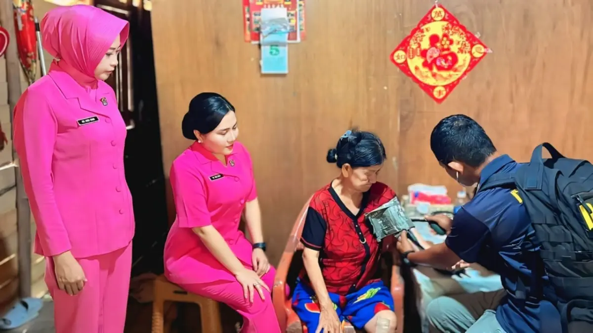Kegiatan bakti sosial berupa pemeriksaan kesehatan dan penyerahan bantuan yang dilaksanakan Bhayangkari Cabang Singkawang pada Kamis (6/8). (HUMAS POLRI)