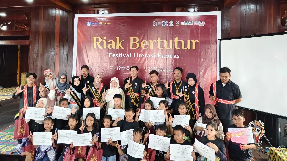 Kepala Balai Bahasa Provinsi Kalimantan Barat Uniawati foto bersama dengan penulis cilik dari pesisir sungai kapuas dalam Festival Literasi Kapuas di Rumah Budaya Kampung Caping, Pontianak, Sabtu (8/8). (WANDI/PONTIANAK POST
