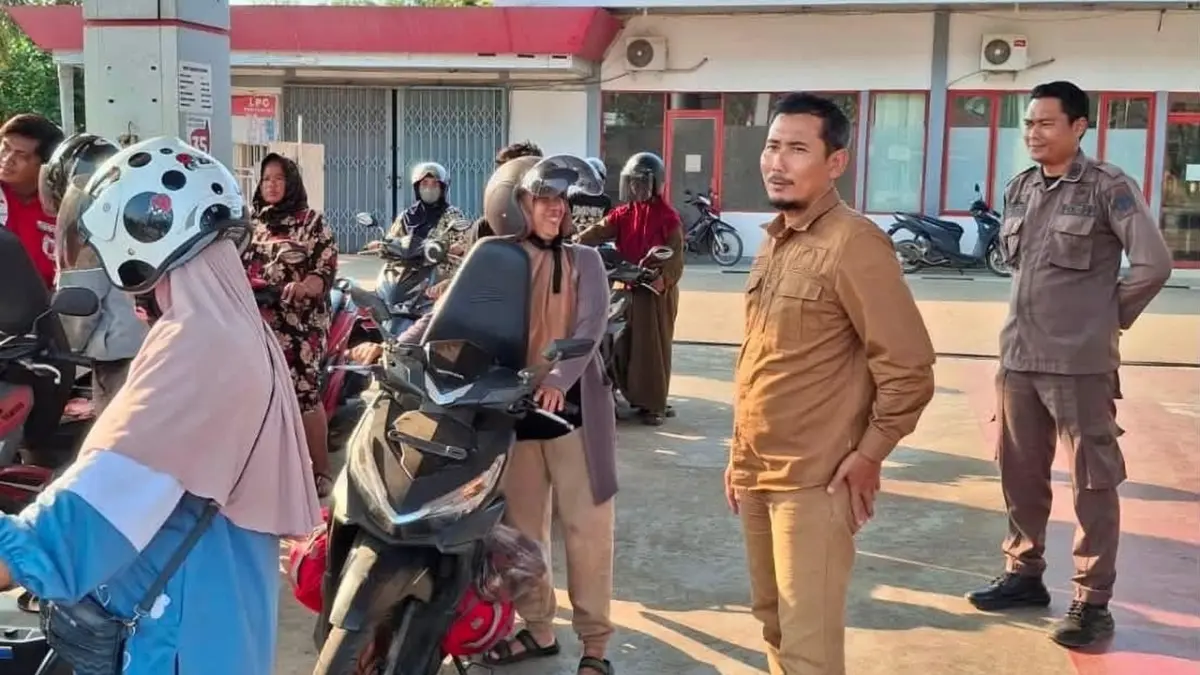 Ketua DPRD Ketapang, Achmad Sholeh, meninjau salah satu SPBU di Kota Ketapang, Kamis (6/8) sore. (ISTIMEWA)