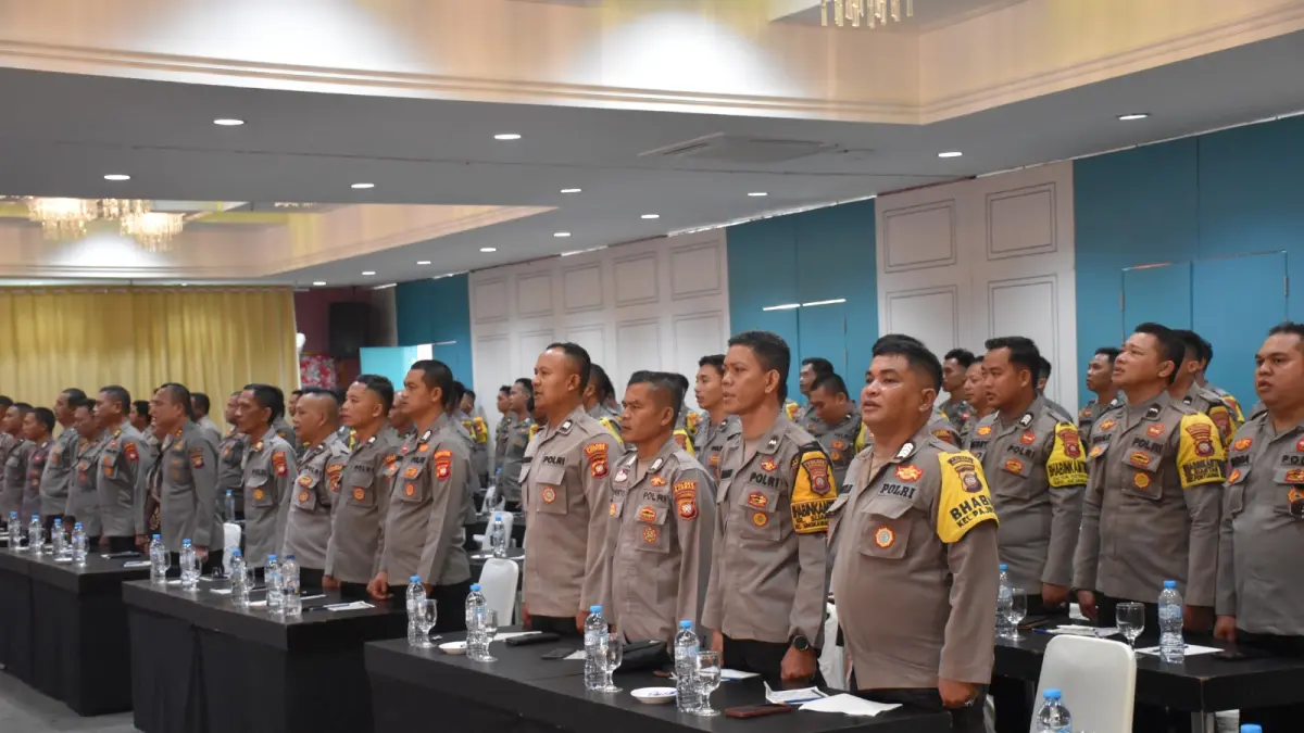 Peserta mengikuti pembekalan dalam kegiatan Peningkatan Kemampuan Bhabinkamtibmas yang digelar Polda Kalbar di Hotel Ali Moer, Kamis (6/8). (ISTIMEWA)