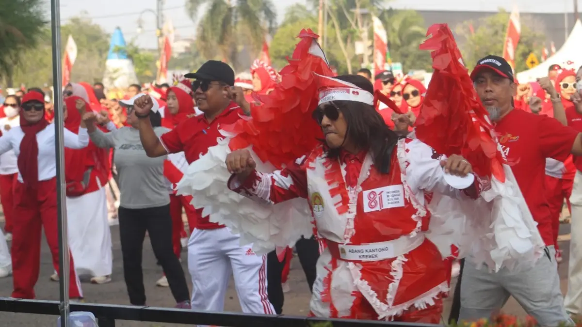 Peserta senam massal di halaman Kantor Bupati Ketapang, Jumat (7/8) pagi. (ISTIMEWA)