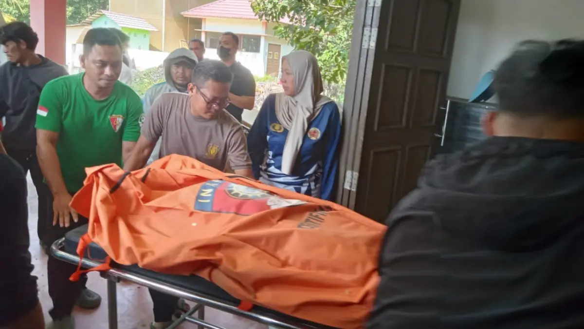 Petugas mengevakuasi jenazah warga Desa Angkanyar Kecamatan Kuala Behe Kabupaten yang ditemukan di hutan pada Sabtu (8/8). (ISTIMEWA)
