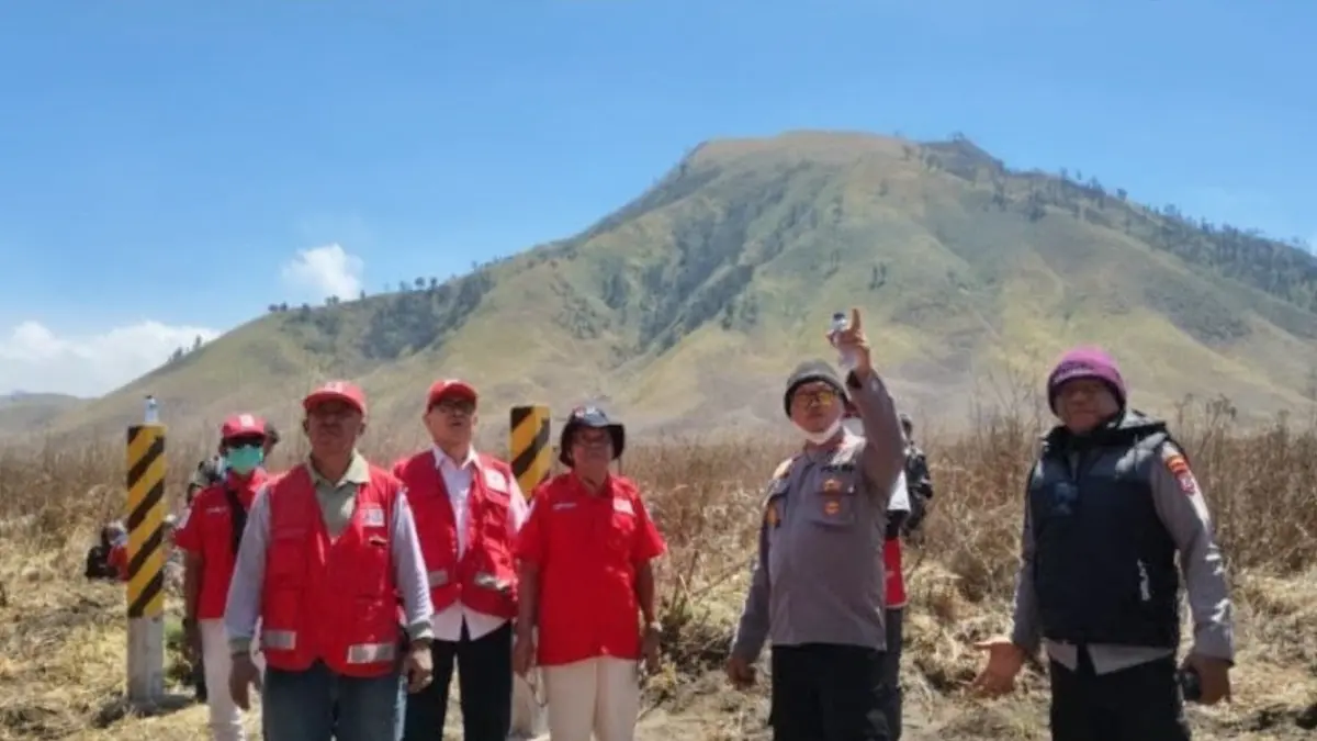 PMI Kabupaten Probolinggo bantu padamkan karhutla di Gunung Bromo, kawasan TNBTS, Jumat (7/8/). (ANTARA/HO-PMI Probolinggo)
