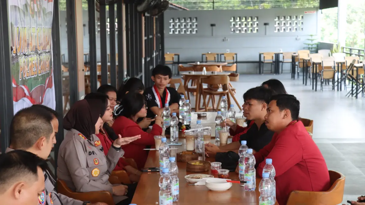 Polres Landak menggelar Jumat Curhat bersama mahasiswa di Ngabang pada Jumat (7/8). (HUMAS POLRES LANDAK)