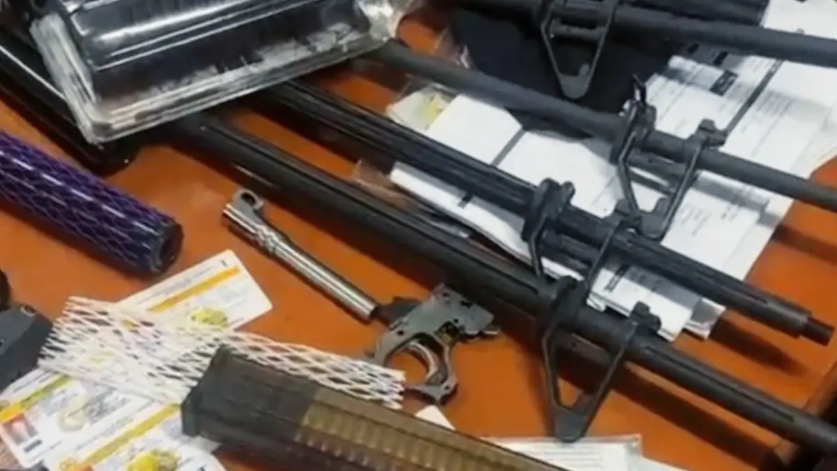 Temuan sejumlah senjata api dan airsoft gun di salah satu ruangan yayasan sekolah swasta di kawasan Pondok Pinang, Kebayoran Lama, Jakarta Selatan, Kamis (6/8). (ANTARA/Handout/am).
