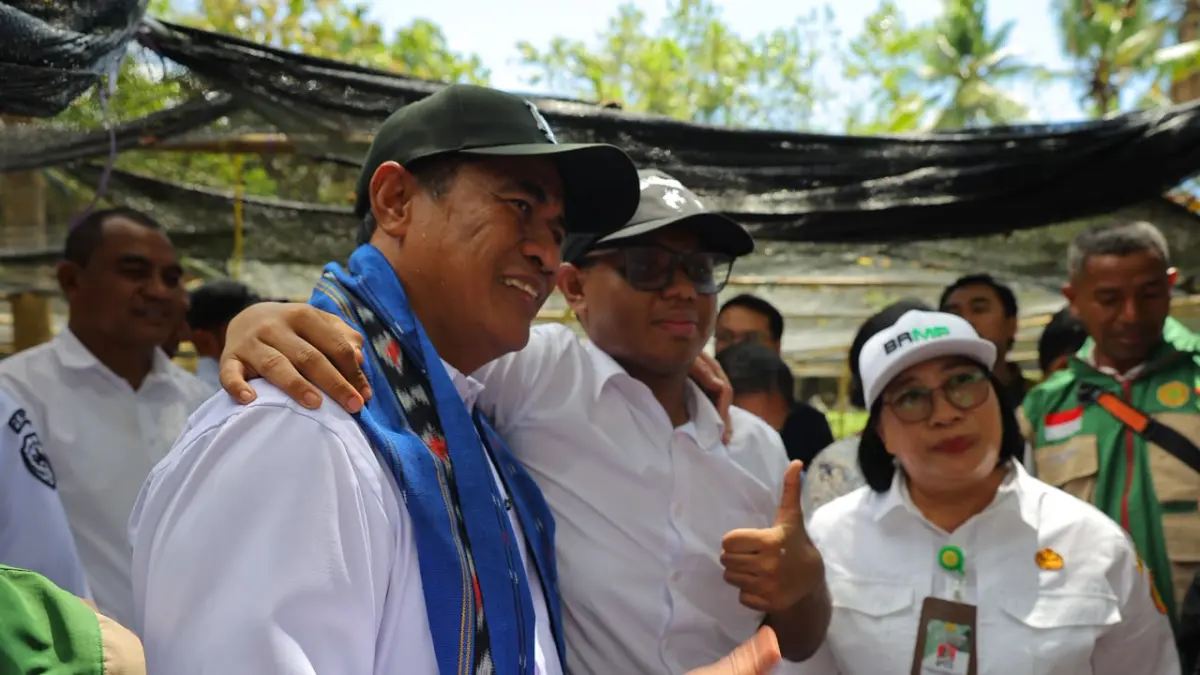 Menteri Pertanian Andi Amran Sulaiman bersama mahasiswa asal Alor, Adriano Padama, saat meninjau kondisi dan program pertanian di Kabupaten Alor, Nusa Tenggara Timur, Sabtu (8/8/2026). Aspirasi Adriano soal persoalan pangan di Alor mendorong Mentan datang langsung ke daerah tersebut.