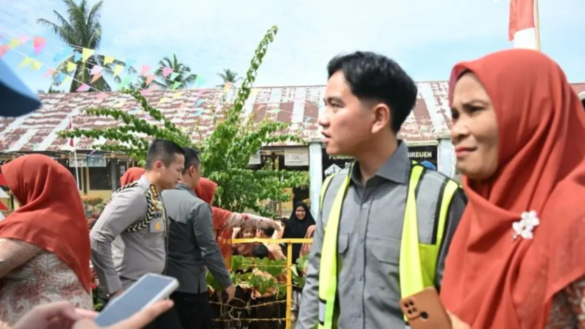 Wakil Presiden Gibran Rakabuming mengecek kondisi SD Negeri 11 Jangka, Kabupaten Bireuen, Aceh, Kamis (6/8). (ANTARA/HO-Sekretariat Wakil Presiden)