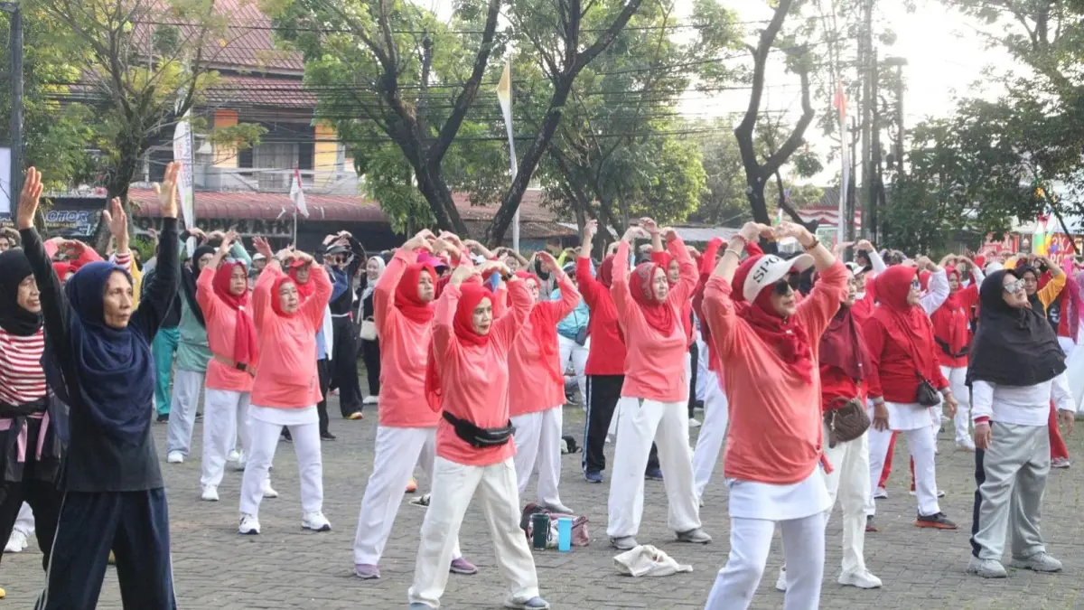 Warga yang mengikuti senam zumba di wilayah Pontianak Barat. (ISTIMEWA)