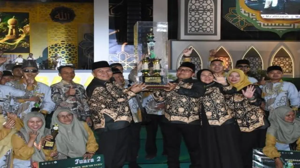 Bupati Kubu Raya Sujiwo mengangkat trofi juara umum MTQ XXXIV Tingkat Provinsi Kalimantan Barat 2026 di Kabupaten Kayong Utara. Ist.