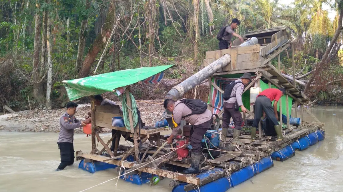 Kapolsek Meliau Iptu Supar bersama personel Polsek Meliau saat melakukan pengecekan dan penertiban dugaan aktivitas PETI di aliran Sungai Boyan, Desa Kuala Rosan, Kecamatan Meliau, Kabupaten Sanggau, Sabtu (8/8/2026).(ISTIMEWA)&nbsp;