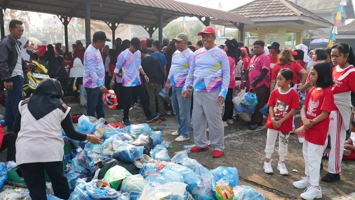 Kegiatan jalan sehat sambil memungut sampah dalam rangka memeriahkan HUT ke-81 Kemerdekaan Republik Indonesia di Kantor Camat Pontianak Selatan, Minggu (9/8/2026). (Pemkot Pontianak)