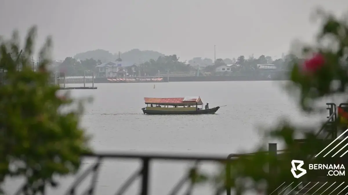 Kualitas udara di wilayah Kuching, Samarahan, dan Serian tercatat pada kategori tidak sehat hingga pukul 12.00 waktu setempat. Kuching mencatat Indeks Pencemaran Udara (IPU) 139, Samarahan 140, dan Serian 162. – Foto Bernama