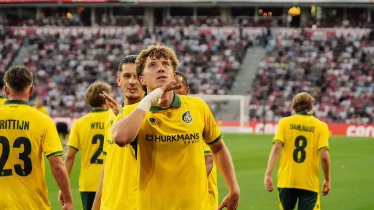 Ole Romeny melakukan selebrasi setelah mencetak gol pembuka Fortuna Sittard lawan PSV Eindhoven dalam laga pembuka Liga Belanda 2026/27 di Stadion Philips pada Minggu (9/8/2026). (X/FortunaSittard)