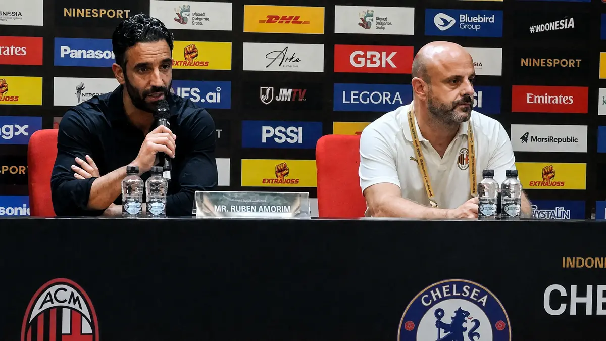 Pelatih AC Milan Ruben Amorim (kiri) memberikan keterangan dalam konferensi pers seusai laga pramusim melawan Chelsea di Stadion Utama Gelora Bung Karno (SUGBK), Senayan, Jakarta, Sabtu (8/8/2026). (ANTARA/Aloysius Lewokeda)