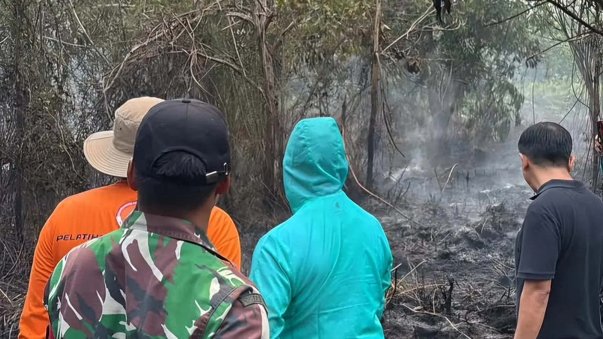 Wali Kota Pontianka Edi Rusdi Kamtono saat memantau pendinginan lahan gambut yang terbakar di Jalan Sepakat II Ujung, Minggu (9/8/2026) siang. (Pemkot Pontianak)