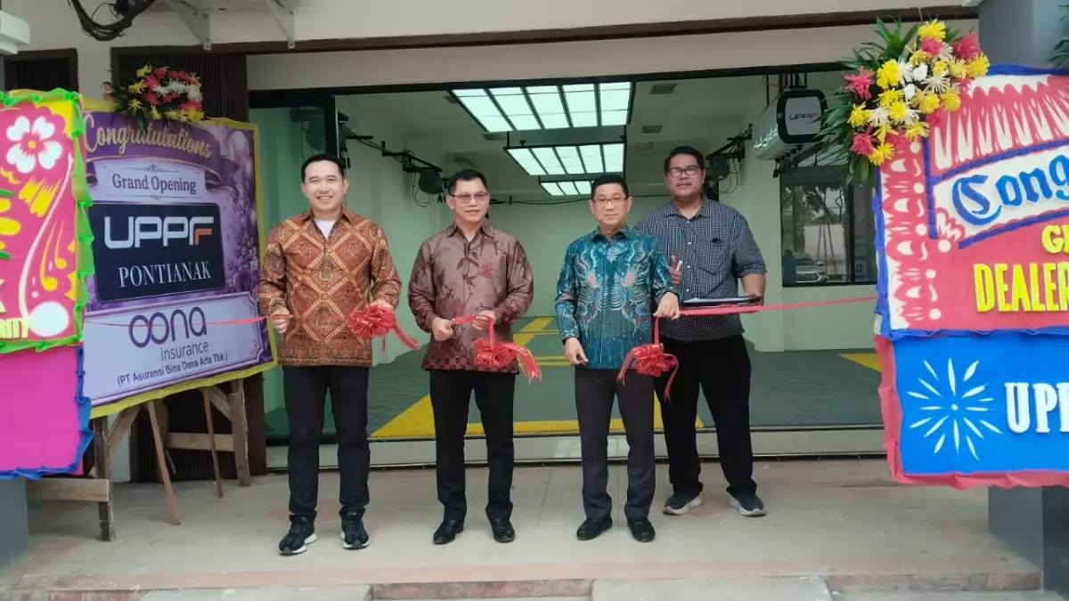 Direktur UPPF Indonesia Asiong bersama General Manager UPPF Indonesia Kevin Danudoro dan Direktur UPPF Cabang Pontianak Wilmen Bong saat Grand Opening UPPF Pontianak di Jalan Arteri Supadio, Kompleks Villa Ceria Lestari, Kabupaten Kubu Raya, Senin (10/8/). UPPF Pontianak menjadi cabang pertama perusahaan di Pulau Kalimantan. (WANDI/PONTIANAK POST)