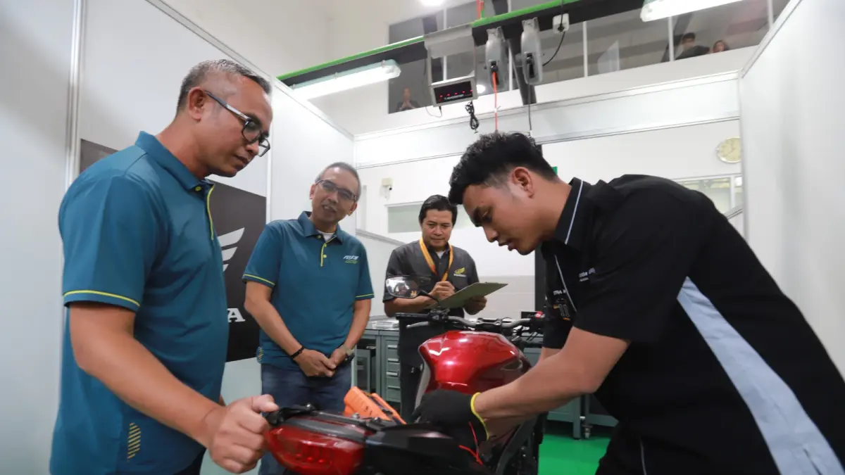 General Manager Corporate Communication AHM - Ahmad Muhibbuddin (kiri) dan Manager Technical Training - Herry Chairy Thian (kedua dari kiri) menyaksikan proses penjurian salah satu peserta gelaran The 30th Astra Honda Motor Technical Skill Contest 2026 yang diselenggarakan di Safety Riding Training Center AHM, Deltamas,Jawa Barat (24/07).