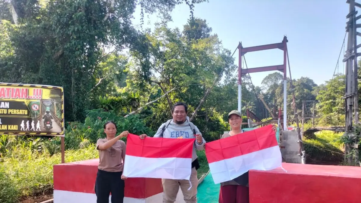 Anggota Kodim 1206 Psb saat membagikan bendera merah putih kepada warga Dusun Sebintang.(ISTIMEWA) 