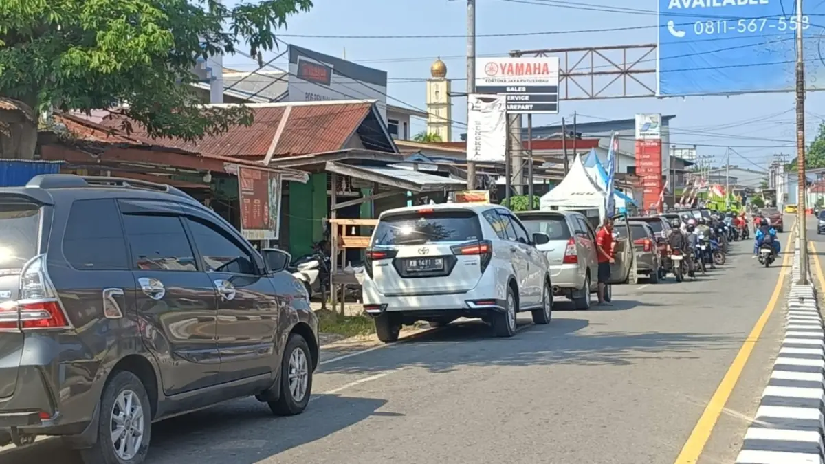 Antrean panjang di SPBU Kota Putussibau terlihat setiap hari, saat ini harga Pertalite di sejumlah tingkat terus naik. (TAUFIK/PONTIANAK POST)