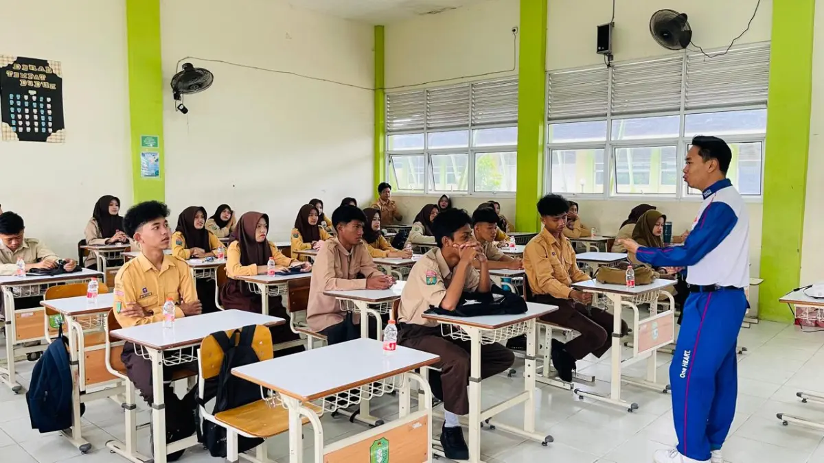 Astra Motor Kalbar saat Bekali Pelajar SMAN 11 Pontianak Etika Berkendara dalam program Safety Riding pada Juli 2026.