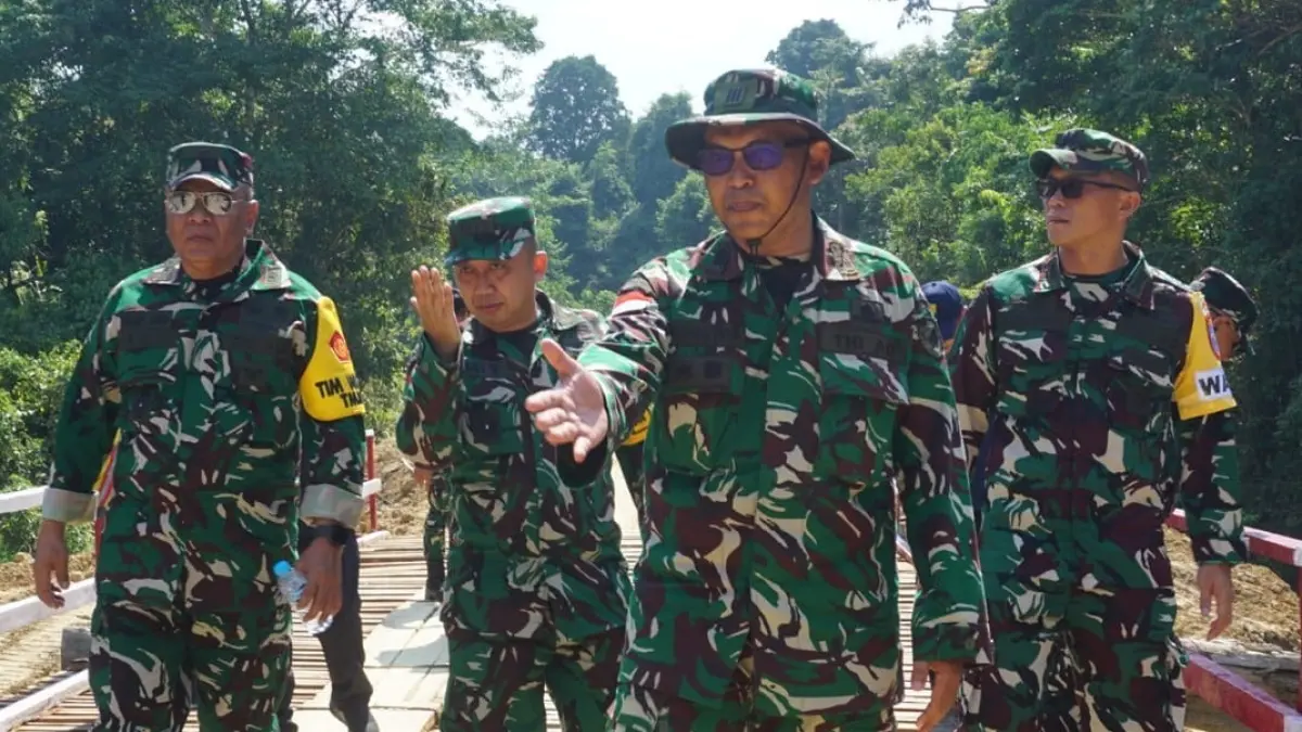 Brigjen TNI Aldrin Ali Bahasoan tinjau sasaran TMMD Reguler ke-129 Kodim 1206/Putussibau di Kecamatan Embaloh Hulu.(ISTIMEWA) 