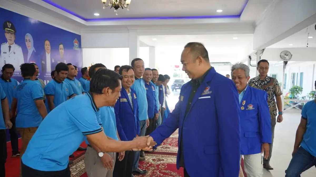 Bupati Ketapang, Alexander Wilyo, memberikan selamat kepada pengurus DPC HNSI Ketapang yang baru dilantik, Sabtu (8/8). (ISTIMEWA)