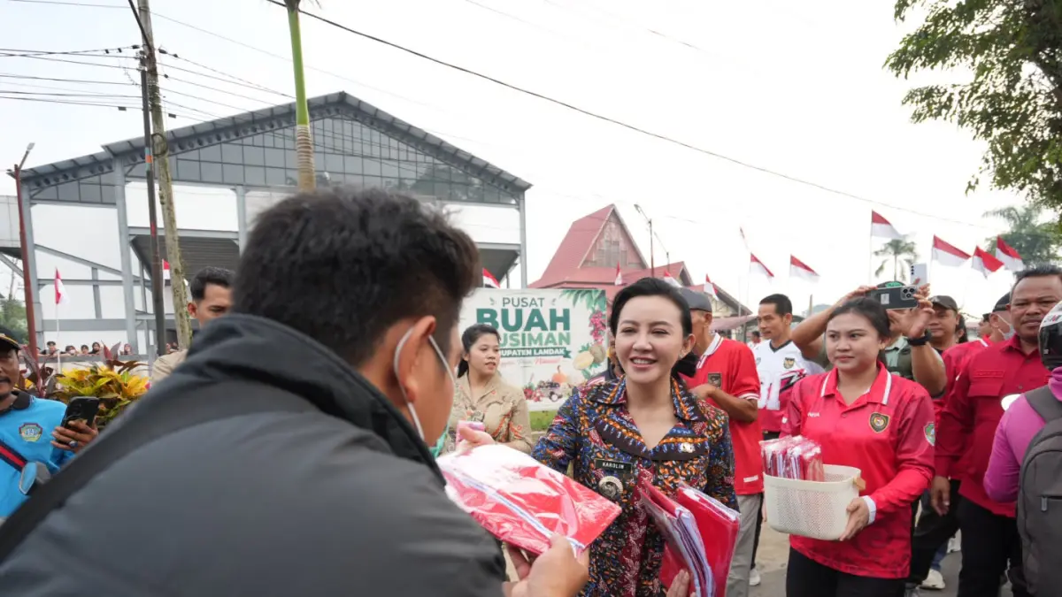 Bupati Landak, dr. Karolin Margret Natasa memimpin aksi pembagian ribuan Bendera Merah Putih kepada masyarakat yang dipusatkan di kawasan Gor Bujakng Nyango Ngabang, Kabupaten Landak pada Jumat (7/8). (HUMAS PEMKAB LANDAK)