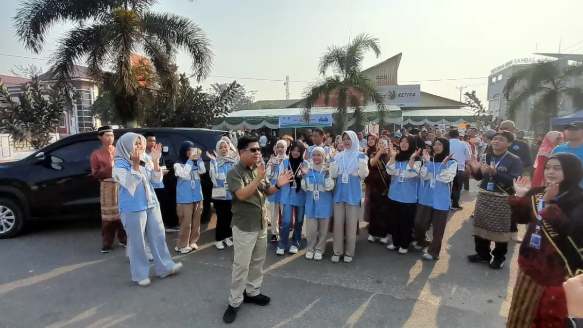 Bupati Sambas Satono berkumpul bersama anak-anak dan remaja saat perayaan HAN Kabupaten Sambas 2026 di area CFD, Minggu (9/8).