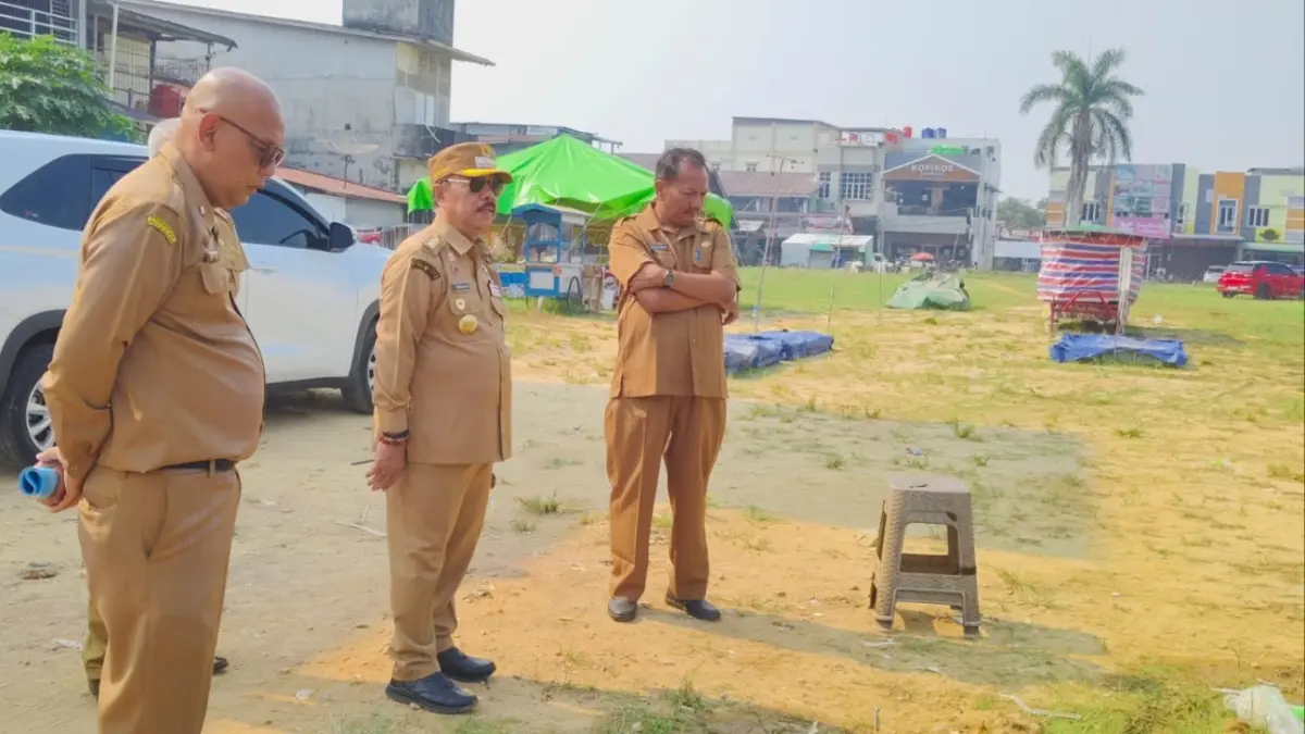 Bupati Sanggau Yohanes Ontot didampingi sejumlah pimpinan OPD dan Lurah Beringin saat meninjau lokasi Festival UMKM di Taman Arong Belopa, Sanggau, Senin (10/8). (AGUNG RAJALI SAPUTRA/PONTIANAK POST)