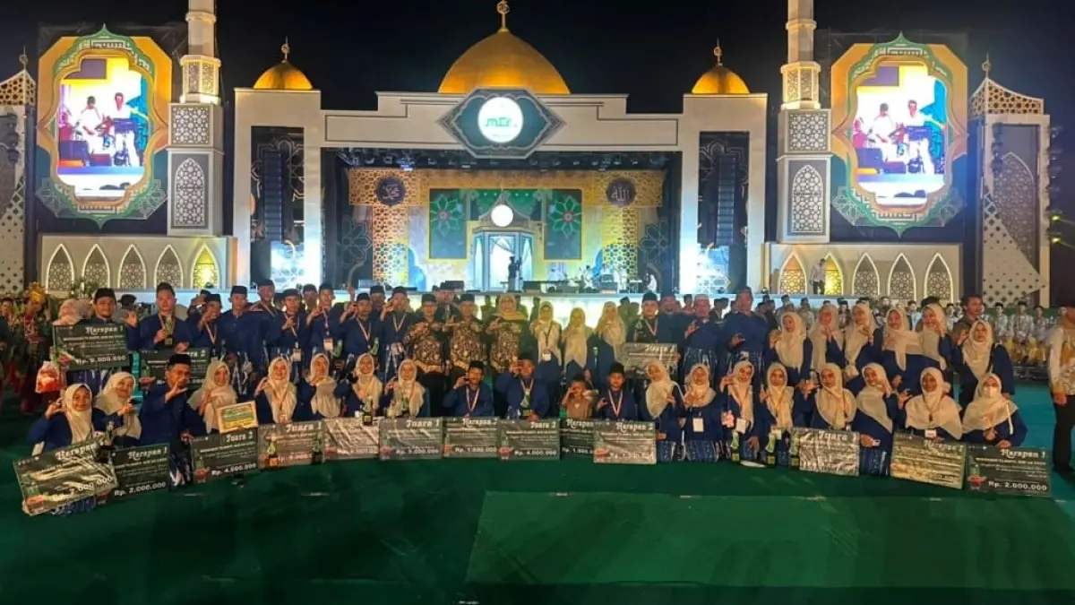 Foto bersama kafilah MTQ Kabupaten Mempawah setelah pengumuman pemenang.