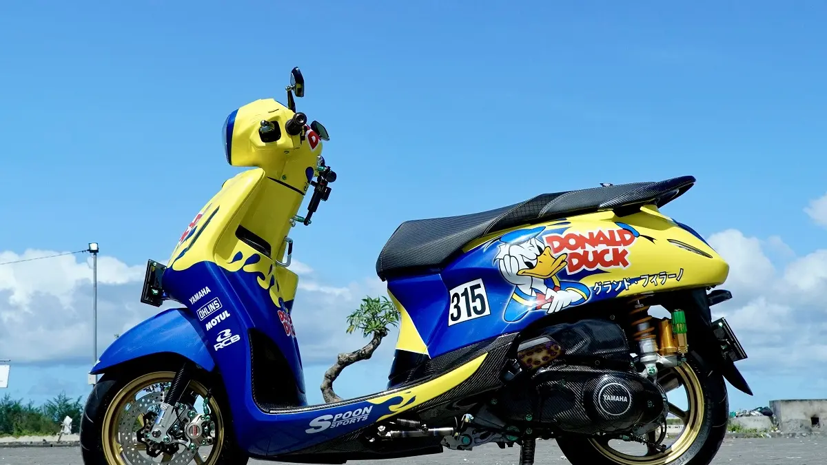 Grand Filano Hybrid bertema kartun Donald Duck dengan kombinasi warna cerah biru dan kuning.