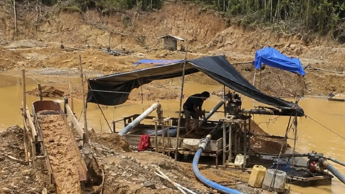 ILUSTRASI :Aktivitas pertambangan emas tanpa izin (PETI) yang diduga berlangsung di wilayah Kecamatan Mukok, Kabupaten Sanggau. Terlihat sejumlah mesin, pipa dan peralatan tambang berada di area galian dengan kondisi tanah dan air yang keruh.

