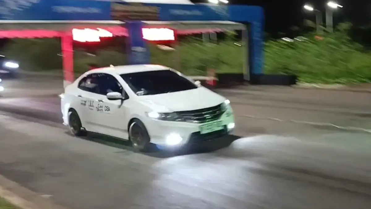 Ilustrasi perlombaan drag race mobil. (Dok/JawaPos.com)