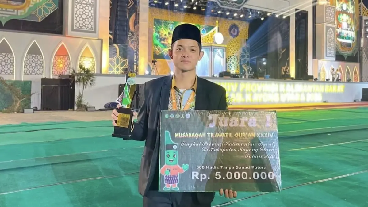 Inas Syafiq Rajwa saat meraih juara pertama di kategori hafalan hadist 500 putra di MTQ Kayong Utara. Namun Inas membawa nama Kabupaten Kubu Raya. (ISTIMEWA)